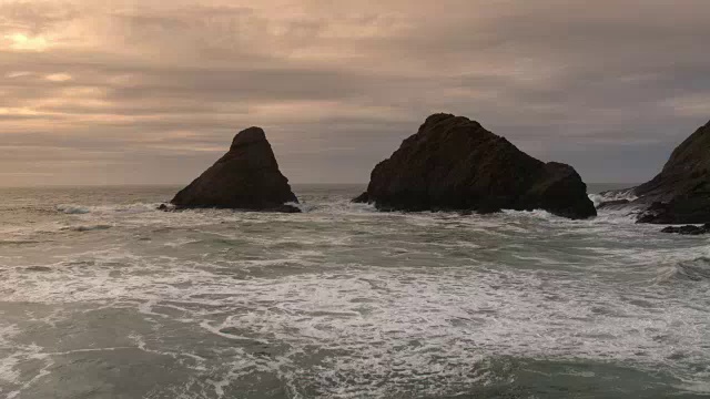 从海滩上俯瞰海洋的空中日落视频素材