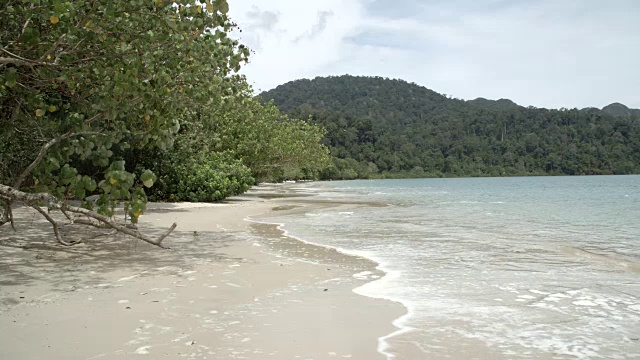 海浪拍打着马来西亚阳光沙滩视频素材