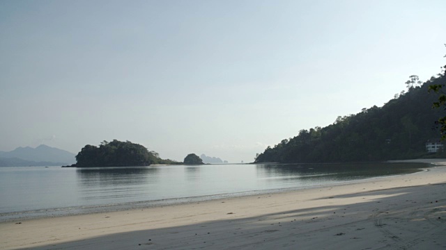 海湾和小岛/马来西亚的海滩视图视频素材