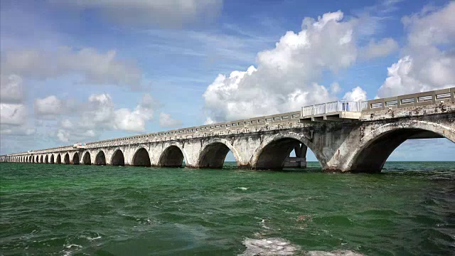 七英里大桥横跨佛罗里达群岛的热带海域视频素材