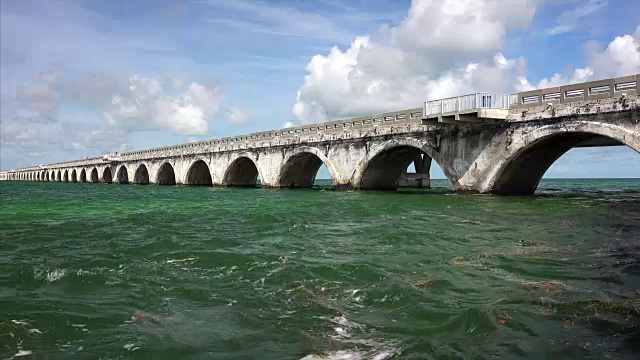 海外公路桥穿过佛罗里达群岛的热带水域视频素材