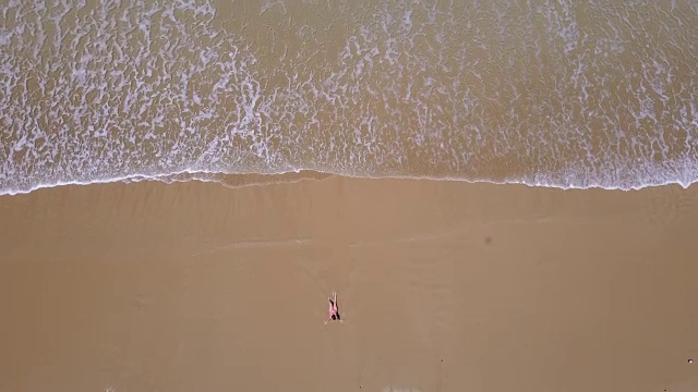 鸟瞰在阿波罗湾海滩的一个女人，伟大的海洋路，澳大利亚维多利亚州视频素材