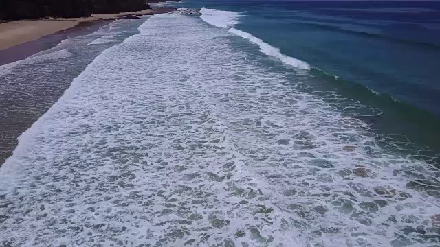 鸟瞰图的一个空海滩在阿波罗湾与海浪打破视频素材