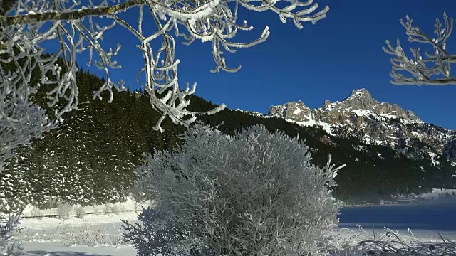 冬季，奥地利蒂罗尔的坦海姆山谷，哈尔登湖(Lake Haldensee)对罗特弗勒(Rote Flueh, 2108米)视频素材