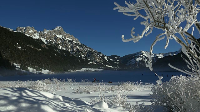 冬季，奥地利蒂罗尔的坦海姆山谷，哈尔登湖(Lake Haldensee)对罗特弗勒(Rote Flueh, 2108米)视频素材