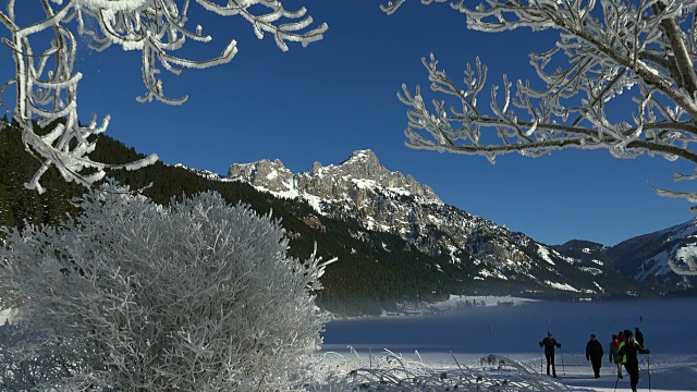 冬季，奥地利蒂罗尔的坦海姆山谷，哈尔登湖(Lake Haldensee)对罗特弗勒(Rote Flueh, 2108米)视频素材