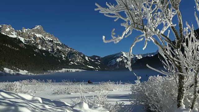 冬季，奥地利蒂罗尔的坦海姆山谷，哈尔登湖(Lake Haldensee)对罗特弗勒(Rote Flueh, 2108米)视频素材