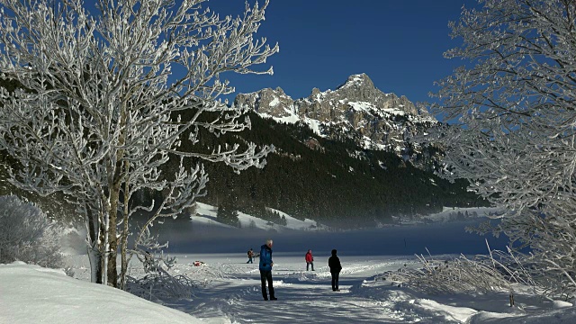 冬季，奥地利蒂罗尔的坦海姆山谷，哈尔登湖(Lake Haldensee)对罗特弗勒(Rote Flueh, 2108米)视频素材