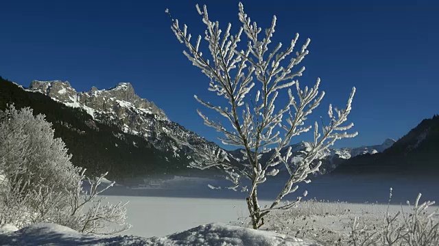 冬季，奥地利蒂罗尔的坦海姆山谷，哈尔登湖(Lake Haldensee)对罗特弗勒(Rote Flueh, 2108米)视频素材