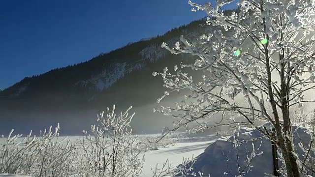 冬季，奥地利蒂罗尔的坦海姆山谷，哈尔登湖(Lake Haldensee)对罗特弗勒(Rote Flueh, 2108米)视频素材