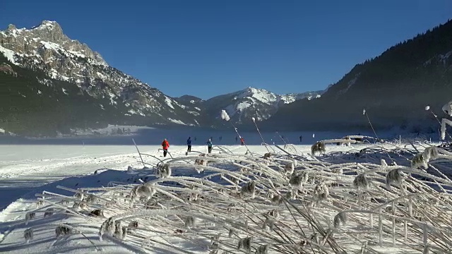 冬季，奥地利蒂罗尔的坦海姆山谷，哈尔登湖(Lake Haldensee)对罗特弗勒(Rote Flueh, 2108米)视频素材