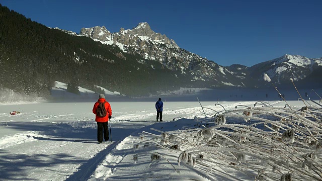 冬季，奥地利蒂罗尔的坦海姆山谷，哈尔登湖(Lake Haldensee)对罗特弗勒(Rote Flueh, 2108米)视频素材