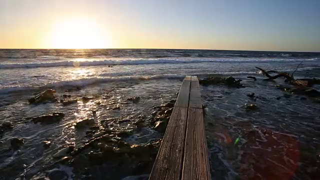 日出时，空码头正驶向大海。视频素材