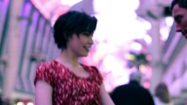 年轻的情侣们在变幻的弗里蒙特大街上翩翩起舞视频素材画面4