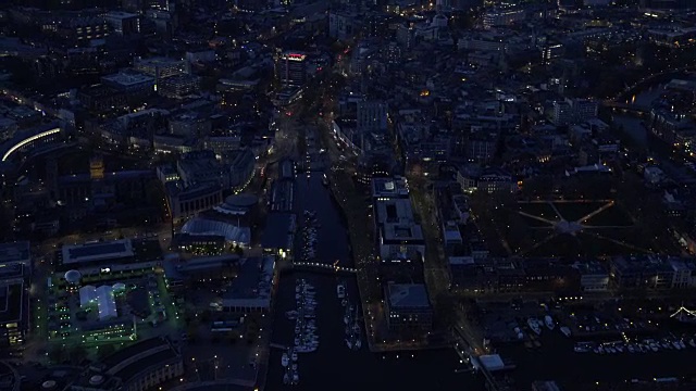 布里斯托尔夜间的航拍视频。视频素材