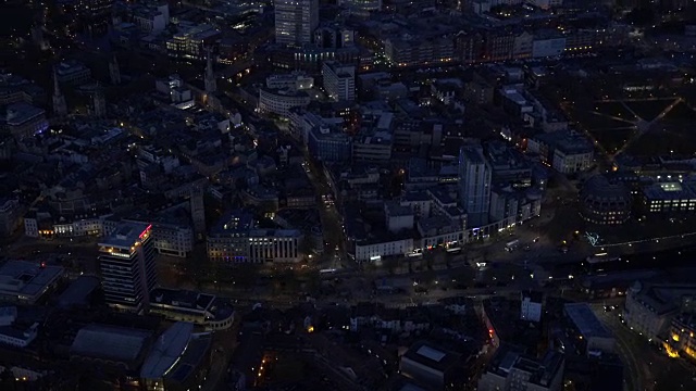 圣奥古斯丁夜间游行道路的航拍视频。英国布里斯托尔市中心。视频素材