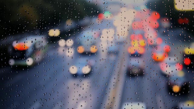 雨点在城市下雨视频素材