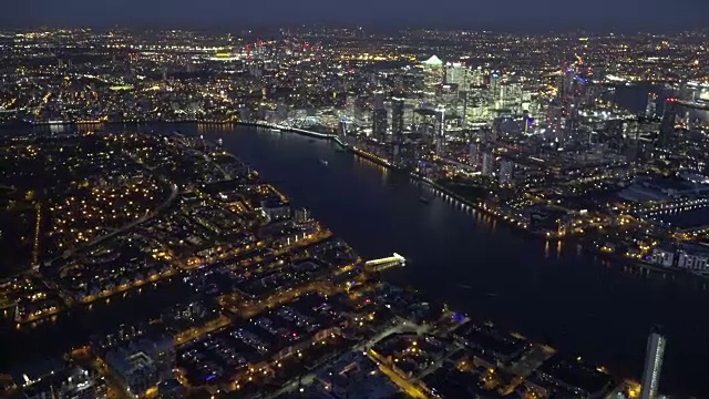 金丝雀码头的航拍夜景。视频下载