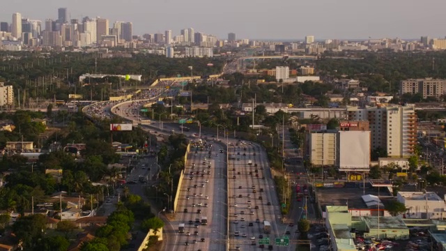 下午晚些时候，95号高速公路往迈阿密市区的空中航拍视频素材