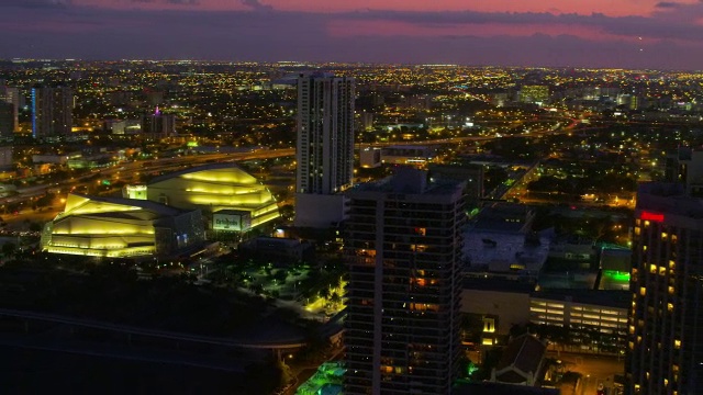 夕阳西下时迈阿密市中心建筑物的航拍图视频素材