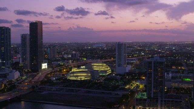 夕阳西下时迈阿密市中心建筑物的航拍图视频素材