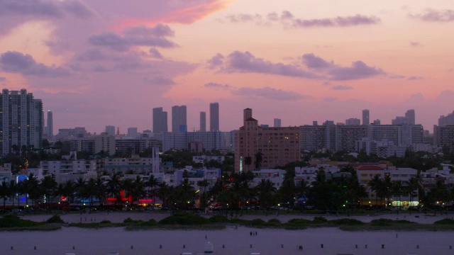 空中摇摄左边的海滩南海滩，日落迈阿密佛罗里达视频素材