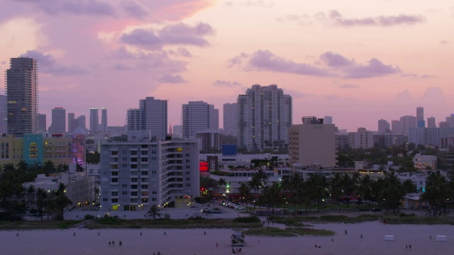 空中摇摄左边的海滩南海滩，日落迈阿密佛罗里达视频素材