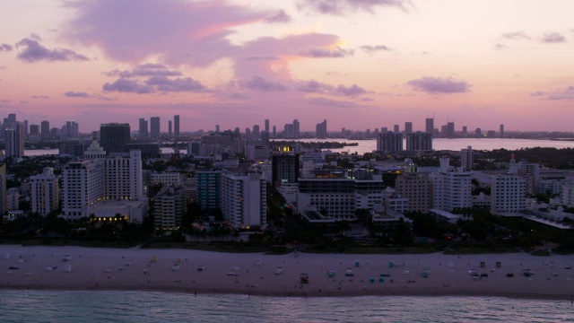 空中淘金右越过南海滩，日落迈阿密佛罗里达视频素材