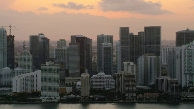 夕阳西下时迈阿密市中心建筑物的航拍图视频素材