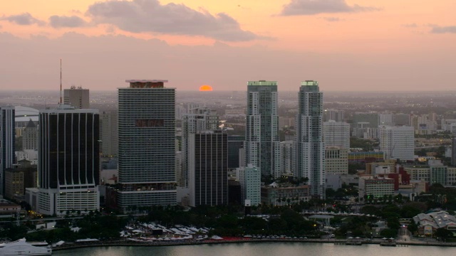 夕阳西下时迈阿密市中心建筑物的航拍图视频素材