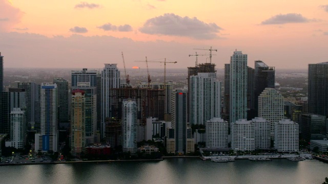 夕阳西下时迈阿密市中心建筑物的航拍图视频素材