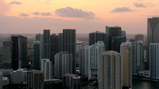 夕阳西下时迈阿密市中心建筑物的航拍图视频素材