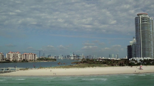 空中拍摄迈阿密海滩的沙点，背景是酒店和城市视频素材