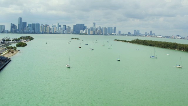 空中漂浮在迈阿密天际线前的帆船和汽艇上视频素材