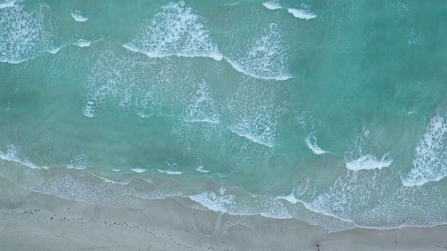 鸟瞰迈阿密海滩上的绿松石海浪视频素材