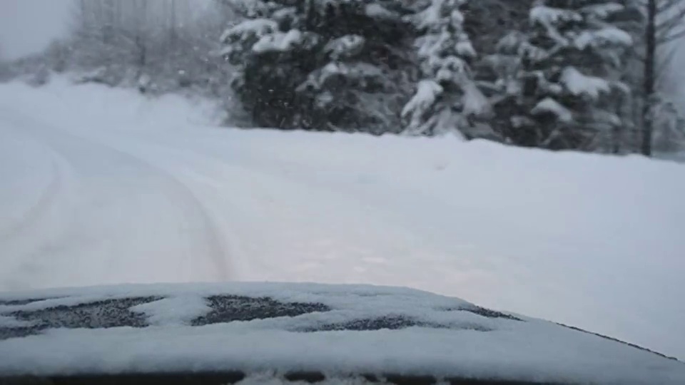 冬天在大雪中开车视频下载