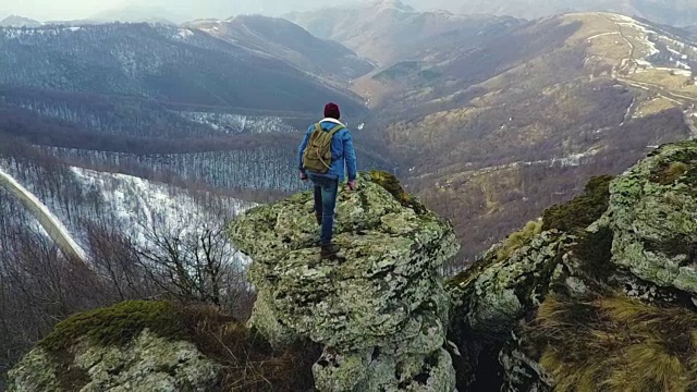 登山者从山顶欣赏风景视频素材画面1