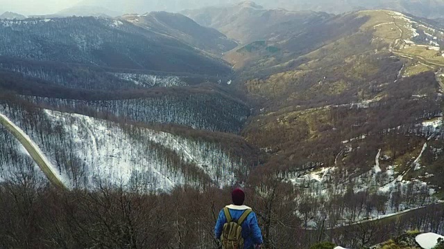 登山者从山顶欣赏风景视频素材画面2
