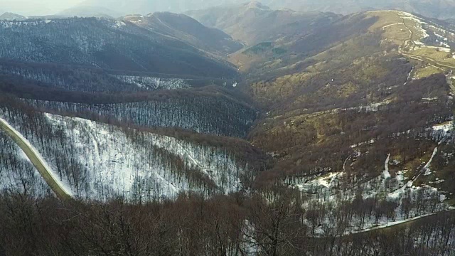 登山者从山顶欣赏风景视频素材画面3