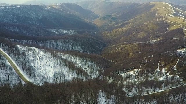 登山者从山顶欣赏风景视频素材画面4
