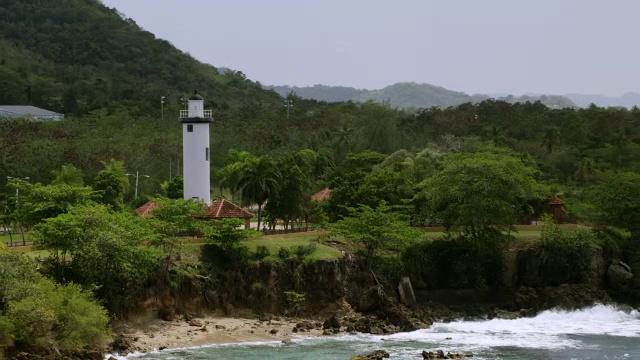 美国波多黎各海岸附近的灯塔鸟瞰图视频素材