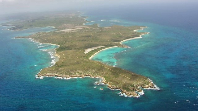 WS AERIAL POV在Punta Este /别克斯岛周围的岛屿，波多黎各，美国视频素材