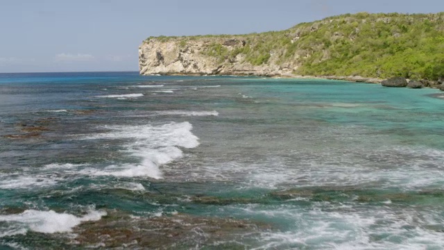 莫纳岛海岸线的WS AERIAL POV视图，背景是悬崖/莫纳岛，波多黎各，美国视频素材