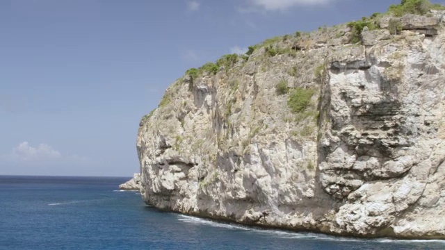 莫纳岛岩石海岸线/莫纳岛，波多黎各，美国视频素材