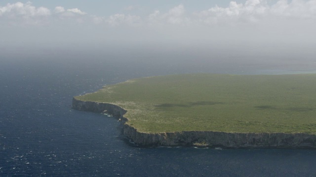 美国，波多黎各，加勒比海中部莫纳岛的WS AERIAL POV视图视频素材