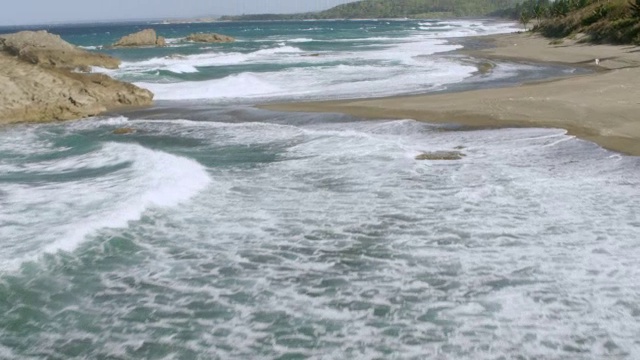 WS TU的海岸线和海滩鸟瞰图/阿雷西博，波多黎各，美国视频素材