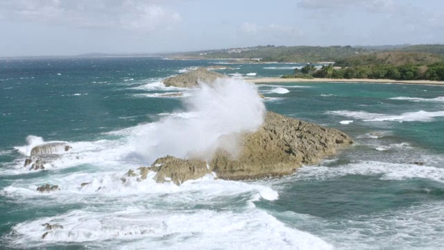 美国，波多黎各，阿雷西博海岸线和海滩的WS AERIAL POV视图视频素材