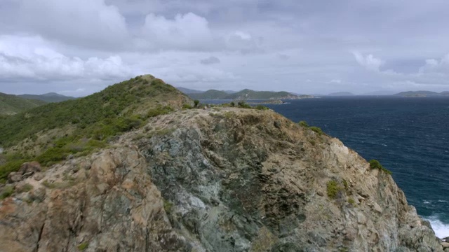 美国美属维尔京群岛的圣约翰海岸，Ram's Head悬崖，WS TU AERIAL POV视图视频素材