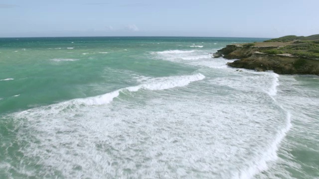 WS AERIAL POV视图的岩石海岸线与地平线在背景/卡波罗霍，波多黎各，美国视频素材