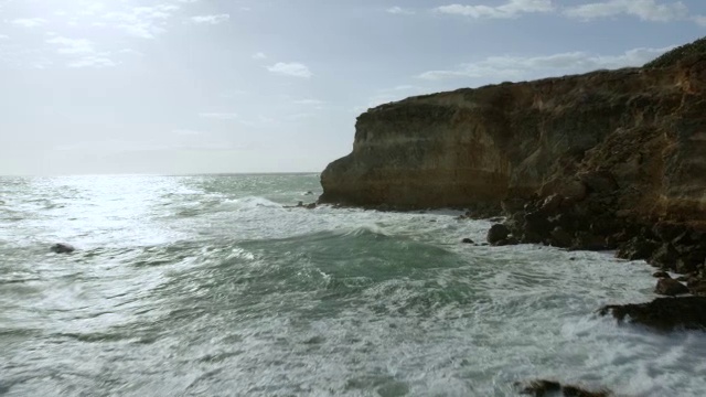 WS AERIAL POV视图的岩石海岸线与地平线在背景/卡波罗霍，波多黎各，美国视频素材